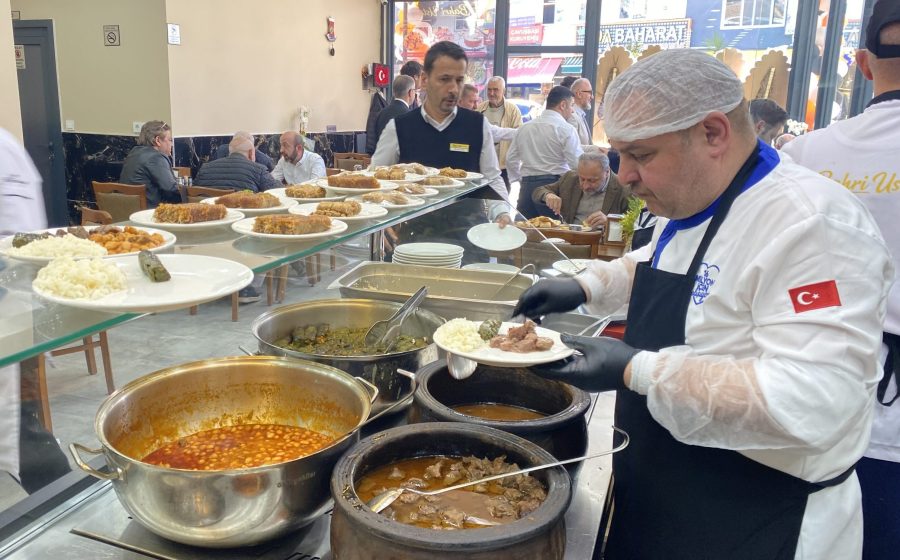 Çavuşbaşı’nda uzun yıllar yemek sektöründe vatandaşlara hizmet veren Bahri Satır, yeni yerinde müşterilerinin karşısına çıktı. 
