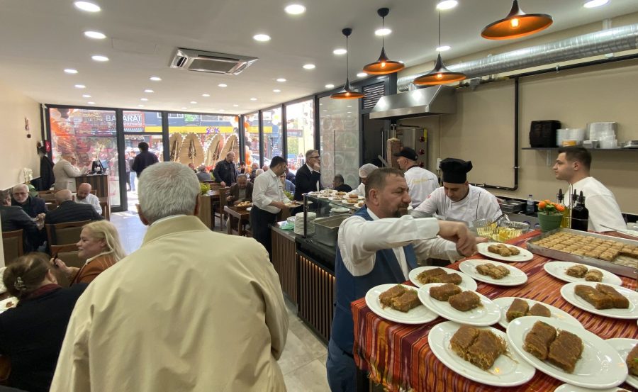 Çavuşbaşı’nda uzun yıllar yemek sektöründe vatandaşlara hizmet veren Bahri Satır, yeni yerinde müşterilerinin karşısına çıktı. 