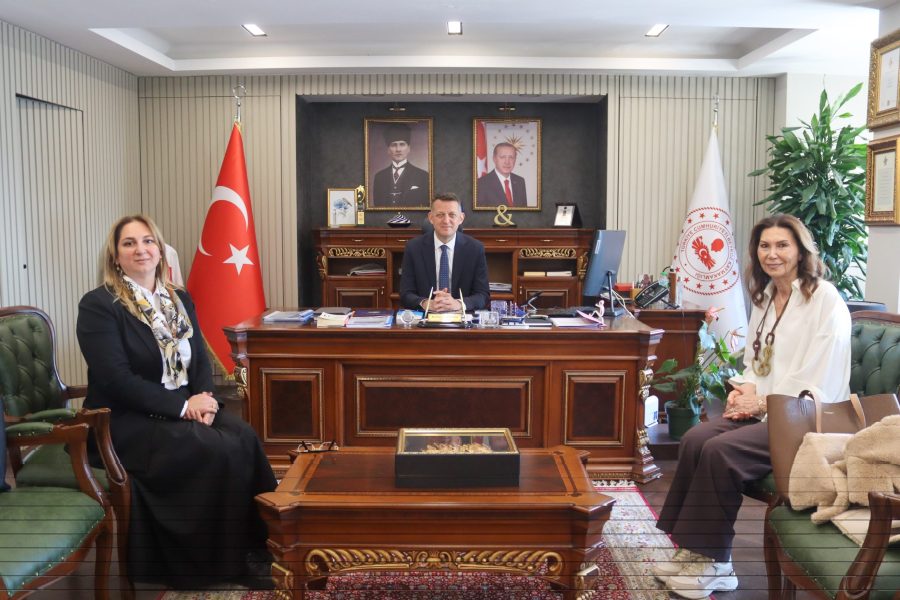 Beykoz Kaymakamı Dr. Fatih Ürkmezer haftaya oldukça yoğun başladı. Kaymakam Ürkmezer haftanın başlangıcı olan pazartesi günü makamında ziyaretçileri peşin sıra ağırladı. 