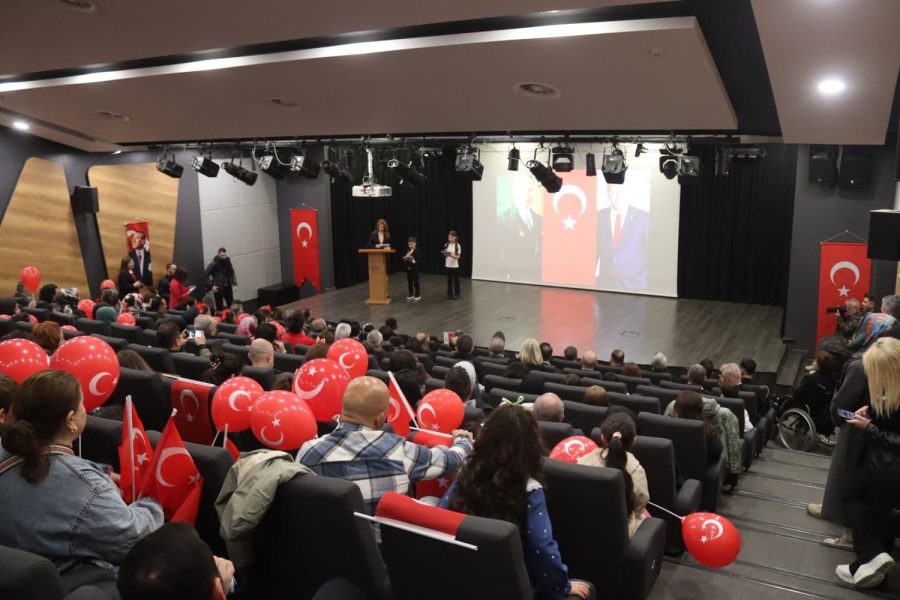 Beykoz’da 23 Nisan kutlamaları sabah saatlerinde Atatürk Anıtına çelenkleri konulması, saygı duruşu ve İstiklal Marşı’nın okunmasının ardından Soğuksu Mahallesi Yücel Çelikbilek Gençlik Merkezi’nde devam etti.