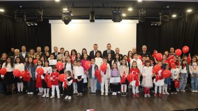 Beykoz’da  23 Nisan kutlamaları sabah saatlerinde Atatürk Anıtına çelenkleri