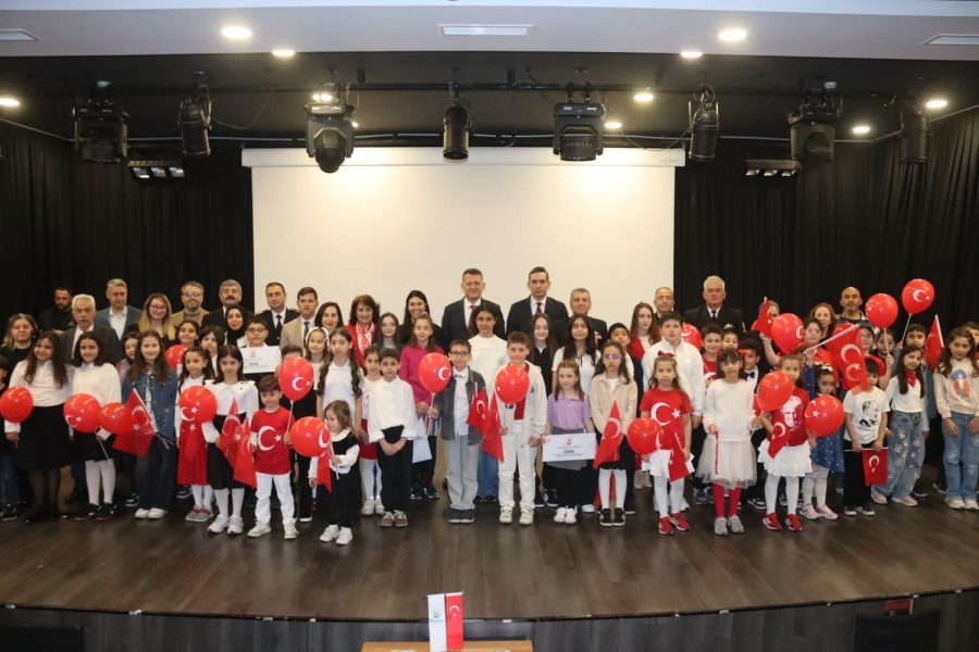 Beykoz’da  23 Nisan kutlamaları sabah saatlerinde Atatürk Anıtına çelenkleri
