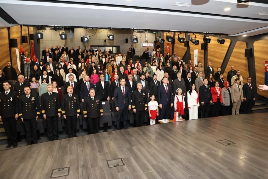 Beykoz’da 23 Nisan kutlamaları sabah saatlerinde Atatürk Anıtına çelenkleri konulması, saygı duruşu ve İstiklal Marşı’nın okunmasının ardından Soğuksu Mahallesi Yücel Çelikbilek Gençlik Merkezi’nde devam etti.