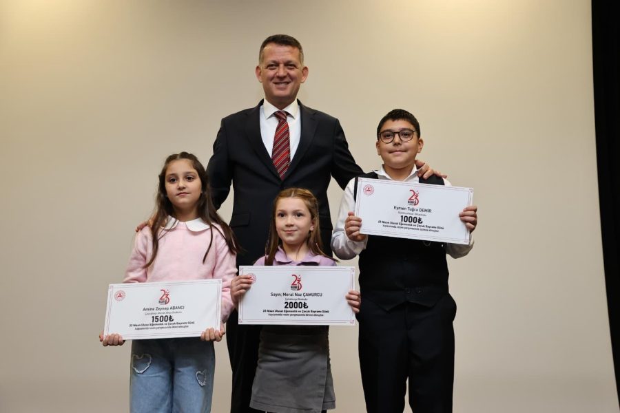 Beykoz’da 23 Nisan kutlamaları sabah saatlerinde Atatürk Anıtına çelenkleri konulması, saygı duruşu ve İstiklal Marşı’nın okunmasının ardından Soğuksu Mahallesi Yücel Çelikbilek Gençlik Merkezi’nde devam etti.