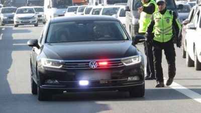 Beykoz’da ehliyetsiz bir şekilde yetkisiz çakarlı araç kullandığı tespit edilen