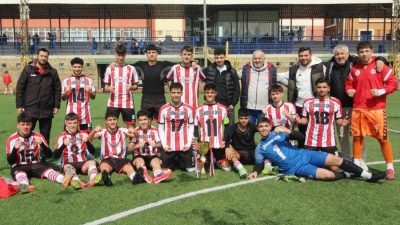 Türkiye U18 Yaş Futbol Şampiyonasına İstanbul'dan kalma başarısı gösteren takımlarının