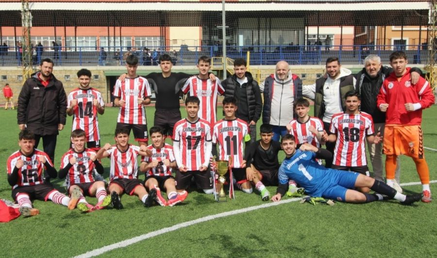 Türkiye U18 Yaş Futbol Şampiyonasına İstanbul'dan kalma başarısı gösteren takımlarının