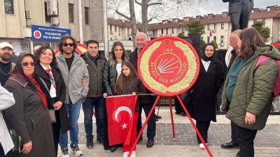 Resmi törenin ardından Atatürk Büstüne çelenk bırakan CHP Beykoz İlçe