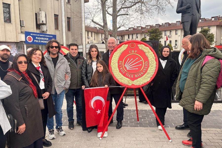 Resmi törenin ardından Atatürk Büstüne çelenk bırakan CHP Beykoz İlçe