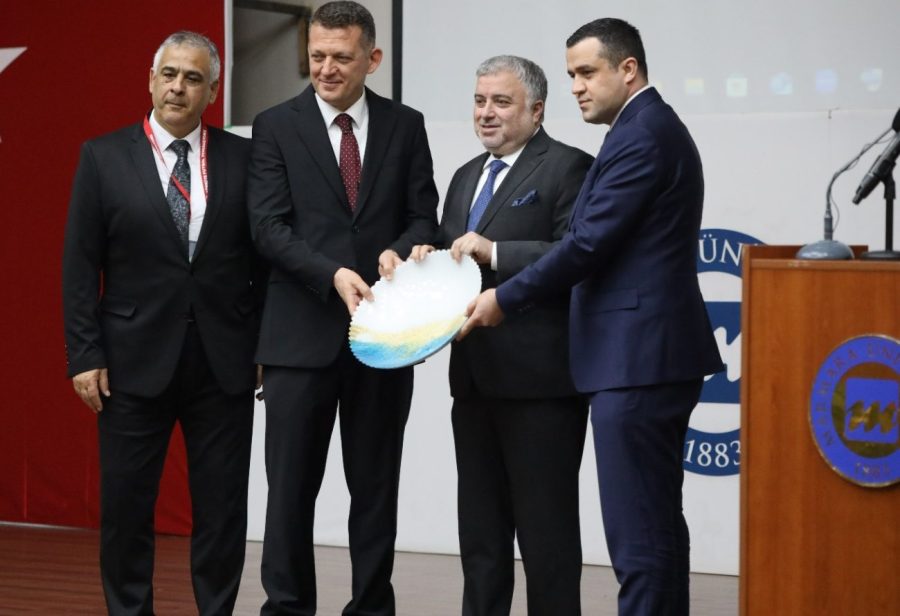 Marmara Üniversitesi Spor Bilimleri Fakültesi ( SBF ), TFF Futbol Gelişim Direktörlüğü ile Marmara Üniversitesi Beden Eğitimi ve Spor Yüksekokul mezunları Derneğinin ( MUBESYOM ) tarafından ortaklaşa düzenlenen ve TÜFAD İstanbul Temsilciliğinin de katkıda bulunduğu "Futbolda Müfredat Bütünlüğü" Çalıştayı yapılan açılık töreninin ardından başladı.