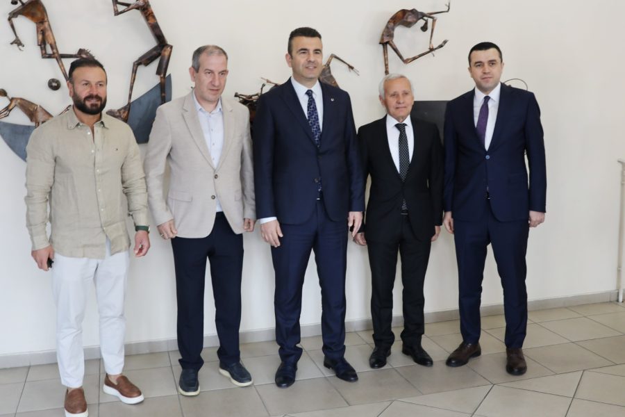 Marmara Üniversitesi Spor Bilimleri Fakültesi ( SBF ), TFF Futbol Gelişim Direktörlüğü ile Marmara Üniversitesi Beden Eğitimi ve Spor Yüksekokul mezunları Derneğinin ( MUBESYOM ) tarafından ortaklaşa düzenlenen ve TÜFAD İstanbul Temsilciliğinin de katkıda bulunduğu "Futbolda Müfredat Bütünlüğü" Çalıştayı yapılan açılık töreninin ardından başladı.