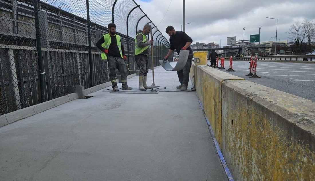 İstanbul Büyükşehir Belediyesi ekipleri, Kavacık Köprüsü güzergâhındaki yaya kaldırımları yeniledi…