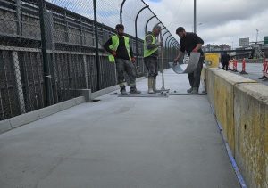 İstanbul Büyükşehir Belediyesi ekipleri, Kavacık Köprüsü güzergâhındaki yaya kaldırımları yeniledi…