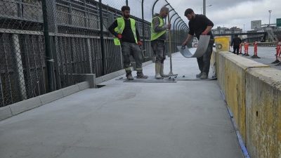 İstanbul Büyükşehir Belediyesi ekipleri, Kavacık Köprüsü güzergâhındaki yaya kaldırımları yeniledi…