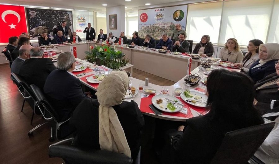 İstanbul’da seçilen Kastamonulu meclis üyeleri Kavacık’ta bulunan KAS-DER Genel Merkezi’nde bir araya geldi. 