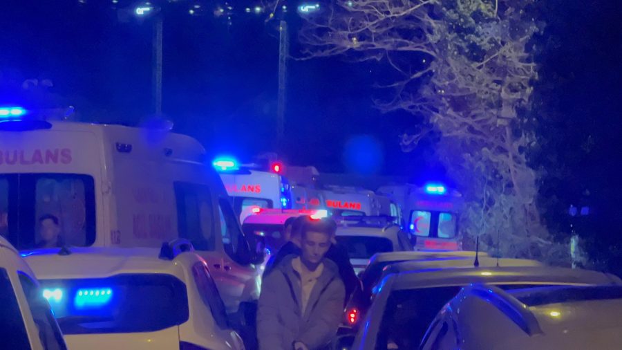 Beykoz Akbaba Güzergâhı Türk Alman Üniversitesine doğru giden yolda servis minibüsü ile otomobil çarpıştı… Yaşanan trafik kazsında çok sayıda yaralı olduğu bildirildi.