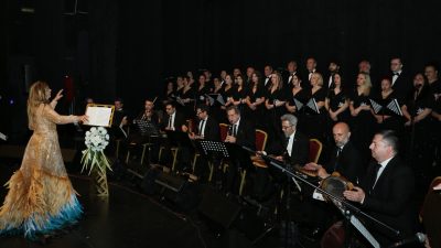 1955 yılında Beykoz’daki Ahmet Mithat Efendi Yalısında torunu Şair ve