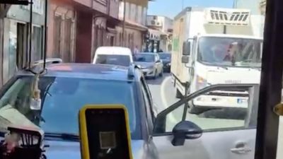 Beykoz Merkez Mahallesi’nde bir zincir marketin mal indirmek için tek