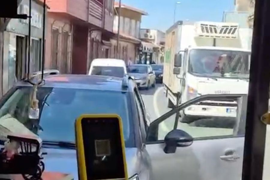 Beykoz Merkez Mahallesi’nde bir zincir marketin mal indirmek için tek