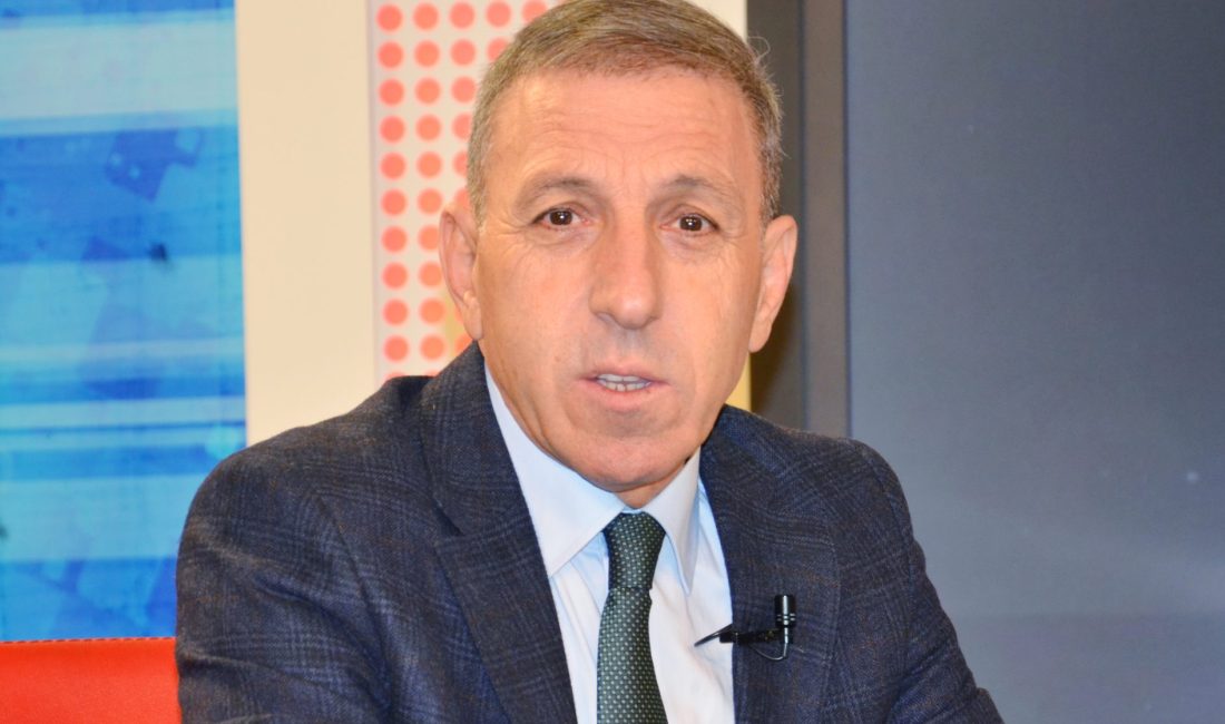 1954 Trabzon doğumlu. 1978 yılında İstanbul Atatürk Eğitim Fakültesi’nden mezun