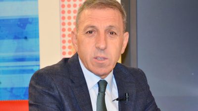 Al eline cep telefonunu ekranı kaydır sağa sola. Okur gibi