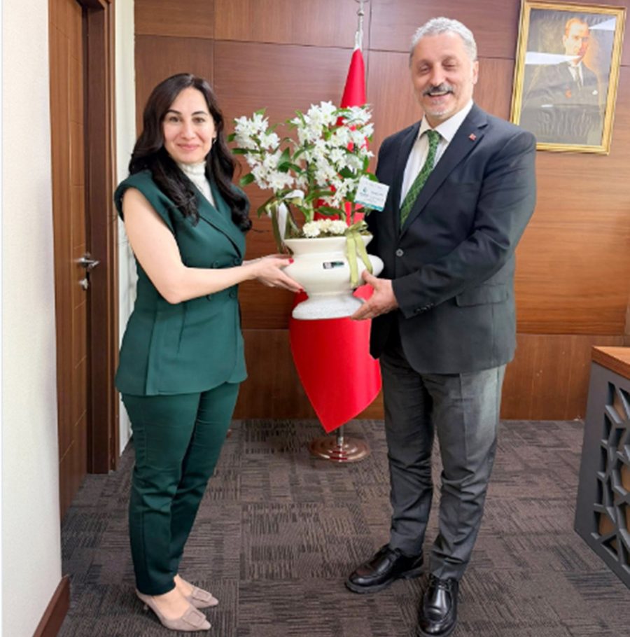 Kısa süre önce Beykoz Belediye Başkan Yardımcısı olarak atanan Mehmet Hüsrev, kendisini makamında ziyaret eden Beykoz Belediye Başkan Vekili Özlem Vural Gürzel’e övgüler yağdırdı. 