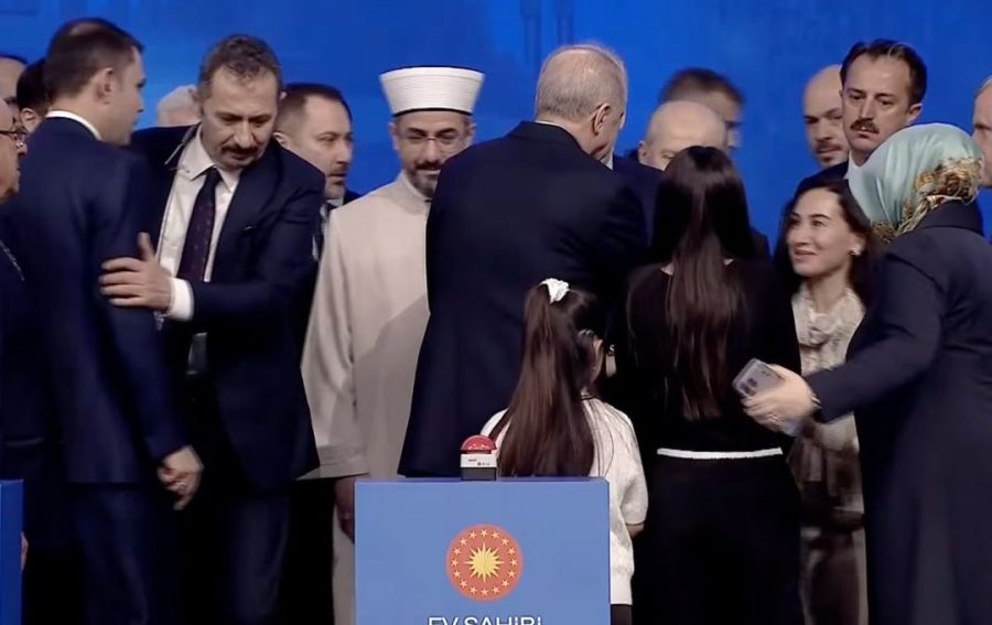 Cumhurbaşkanı Erdoğan’ın konuşması sonrası dua edildi. Dua sonrası yapılan çekilişi Beykoz Belediye Başkan Vekili Özlem Vural Gürzel’in kızları Azade Gürzel, Bade Gürzel yaptı.
