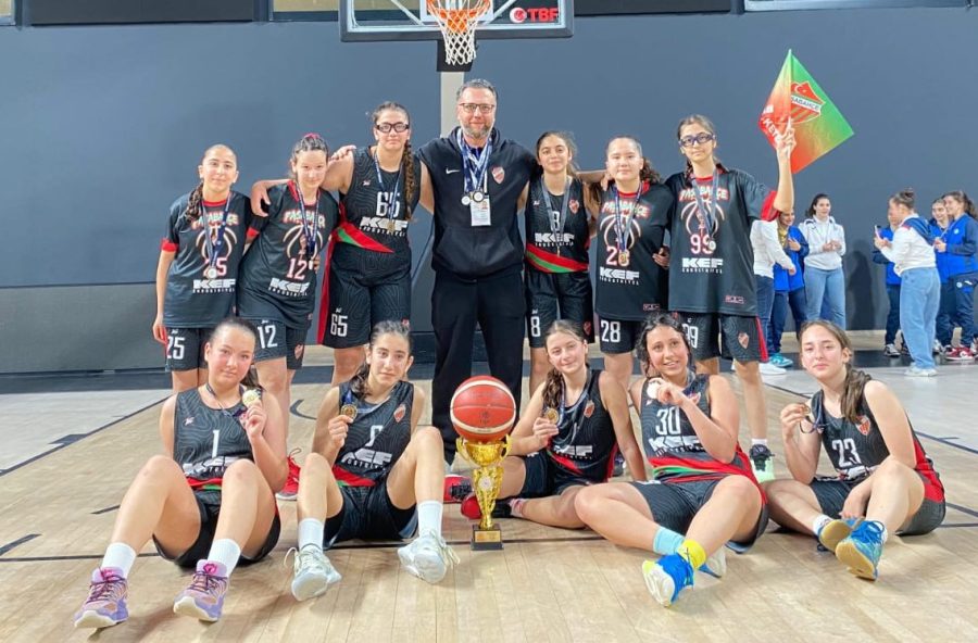 Paşabahçe kızları 3. kez şampiyon oldu 1 Türkiye Basketbol Federasyonu Altyapı U14 Kızlar Kategorisi’nde 14 maçta 14 galibiyet alarak namağlup unvanıyla Paşabahçe, üçüncü kez İstanbul şampiyonu oldu.