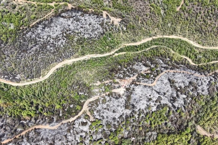 Beykoz’da ekiplerin uzun süren çabaları sonucunda kontrol altına alınan 14 hektarlık alanın son hali dron ile görüntülendi.