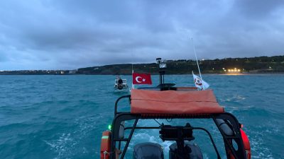 Beykoz Riva açıklarında makine arızası nedeniyle sürüklenmeye başlayan ve içinde
