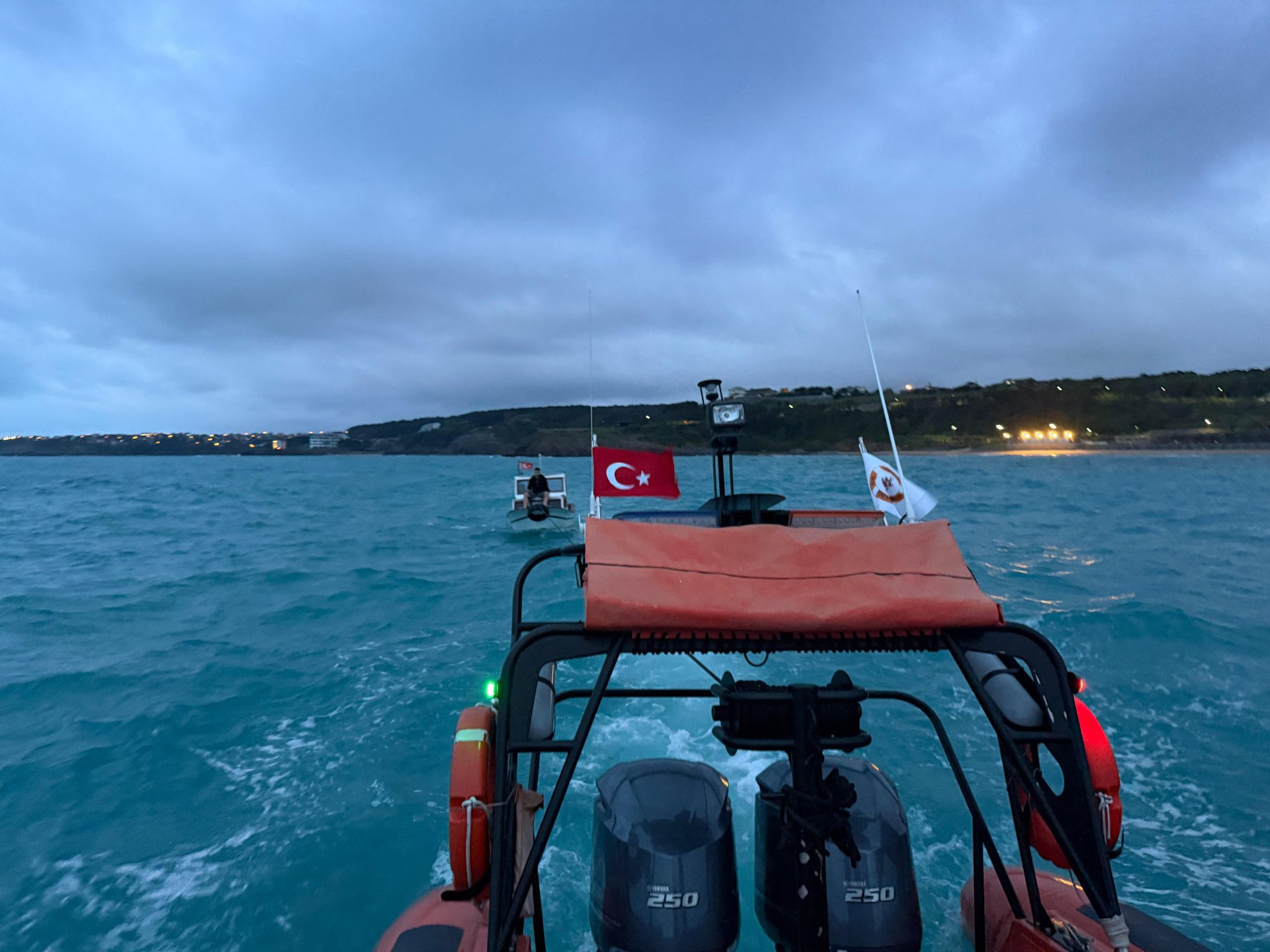 Beykoz Riva açıklarında makine arızası nedeniyle sürüklenmeye başlayan ve içinde