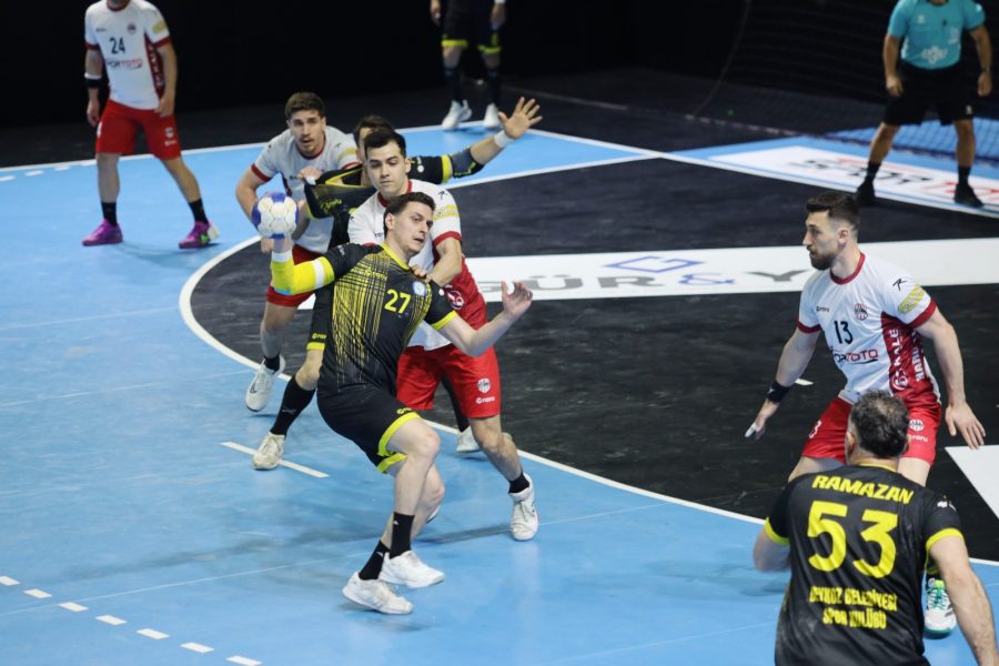 THF 50.Yıl Federasyon Kupası Çeyrek Finalinde iki İstanbul takımının yaptıkları mücadelede normal süre 33-33 beraberlikle tamamlandı.