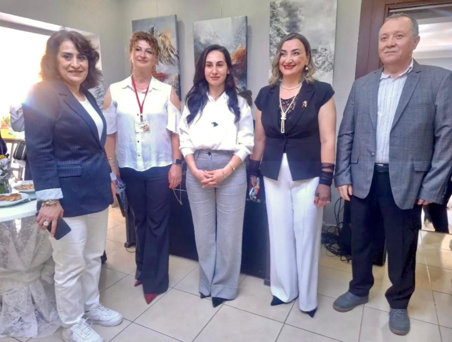 Beykoz’un tanınan ressamlarından İlknur Tabak ve öğrencilerinin tuvallerinden yansıyan “Duvarların Hafızası” isimli resim sergisinin açılışı yoğun bir katılımla yapıldı. 