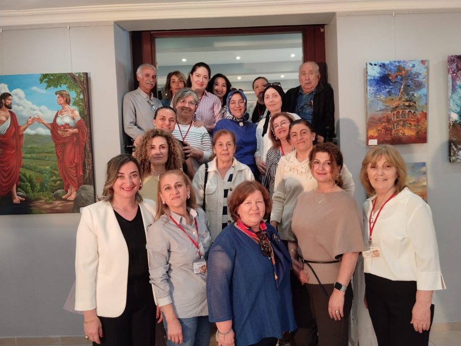 Beykoz’un tanınan ressamlarından İlknur Tabak ve öğrencilerinin tuvallerinden yansıyan “Duvarların Hafızası” isimli resim sergisinin açılışı yoğun bir katılımla yapıldı. 