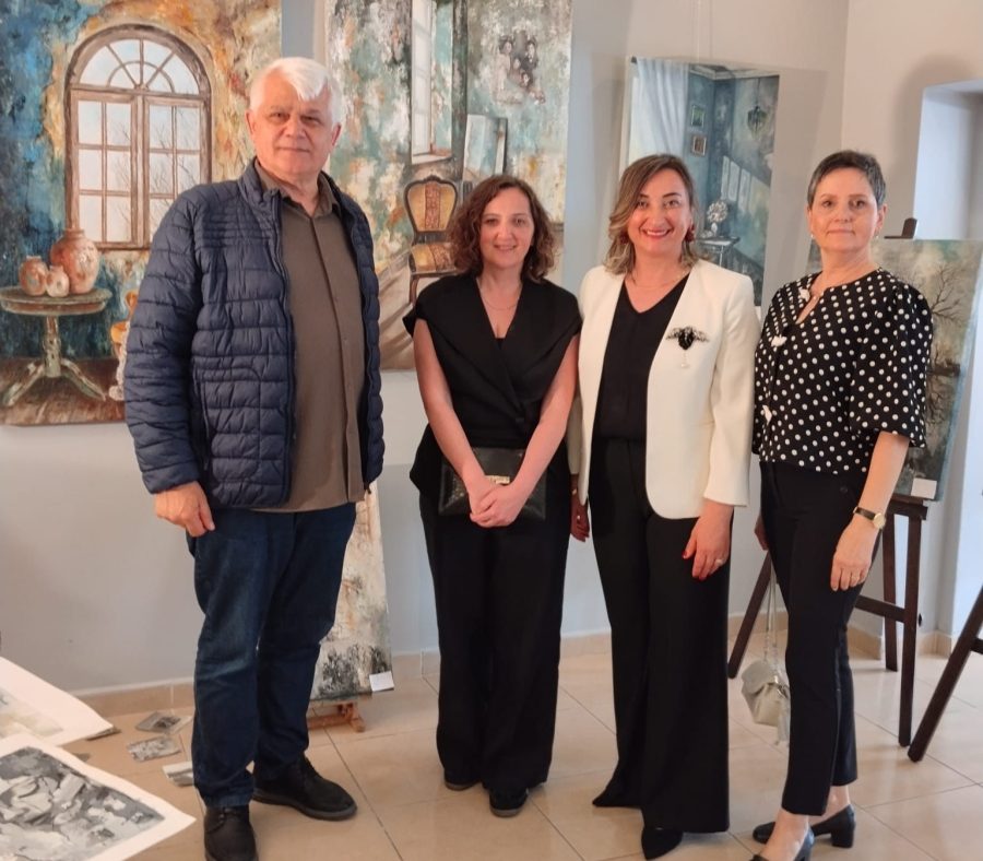 Beykoz’un tanınan ressamlarından İlknur Tabak ve öğrencilerinin tuvallerinden yansıyan “Duvarların Hafızası” isimli resim sergisinin açılışı yoğun bir katılımla yapıldı. 