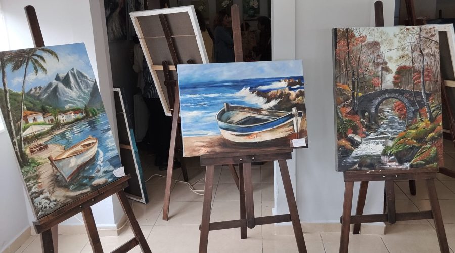 Beykoz’un tanınan ressamlarından İlknur Tabak ve öğrencilerinin tuvallerinden yansıyan “Duvarların Hafızası” isimli resim sergisinin açılışı yoğun bir katılımla yapıldı. 