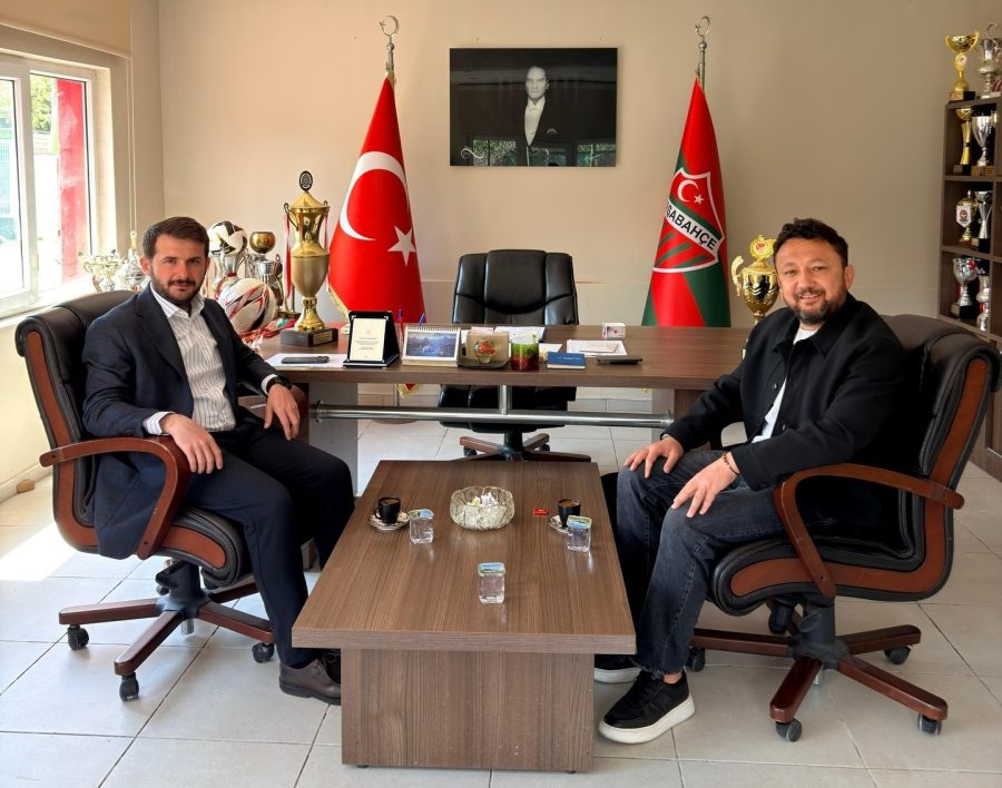 Burak Karaçam spor kulüplerine ziyaretlerini sürdürüyor 1 Beykoz Belediyesi Başkan Yardımcılarından Burak Karaçam ilçedeki Amatör Spor Kulüplerine ziyaretlerine devam ediyor.
