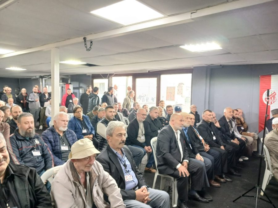 Çavuşbaşıspor’da kongreyi Yakut Öztürk kazandı 2 Kırmızı-Beyazlı ekipte yapılan ve Yakut Öztürk ve mevcut Başkan Yaşar Şahin'in Listelerinin yarışından Yakut Öztürk'ün Listesi delegelerden fazla oy alan taraf idi.