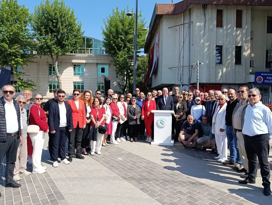 CHP Beykoz İlçe Başkanlığında 19 Mayıs… 1 İlçe Başkanı Aydın Düzgün, Atatürk Anıtı’na çelenk bıraktıktan sonra beraberinde Kadın Kolları Başkanı Eylem Uzuner ve Gençlik Kolları Başkanı Emre Mert Kılıç ile birlikte bir basın açıklamasında bulundu.