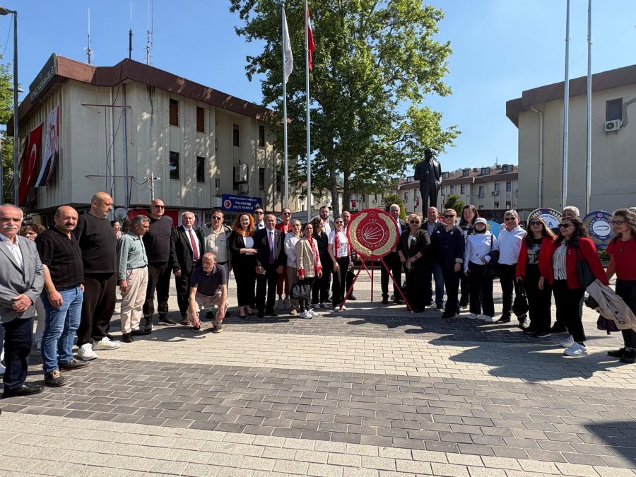 CHP Beykoz İlçe Başkanlığında 19 Mayıs… 2 İlçe Başkanı Aydın Düzgün, Atatürk Anıtı’na çelenk bıraktıktan sonra beraberinde Kadın Kolları Başkanı Eylem Uzuner ve Gençlik Kolları Başkanı Emre Mert Kılıç ile birlikte bir basın açıklamasında bulundu.
