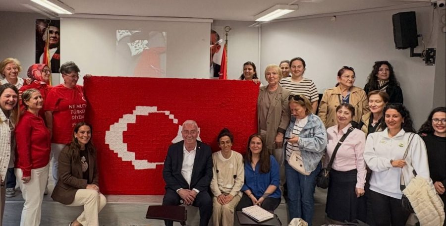 Cumhuriyet Halk Partisi Beykoz İlçe Başkanlığı Örgütlenme Komisyonu üyeleri elleriyle nakış işler gibi emek vererek yaptıkları Türk Bayrağı’nı sergiledi. 