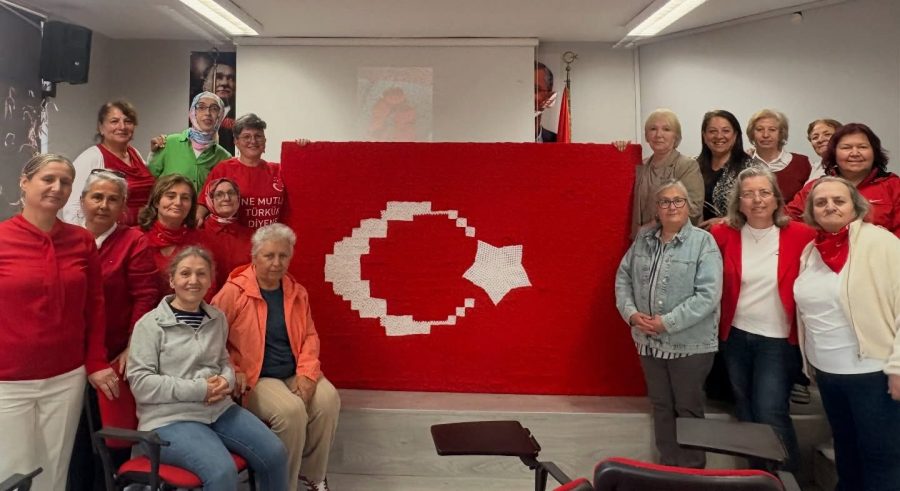 Cumhuriyet Halk Partisi Beykoz İlçe Başkanlığı Örgütlenme Komisyonu üyeleri elleriyle nakış işler gibi emek vererek yaptıkları Türk Bayrağı’nı sergiledi. 
