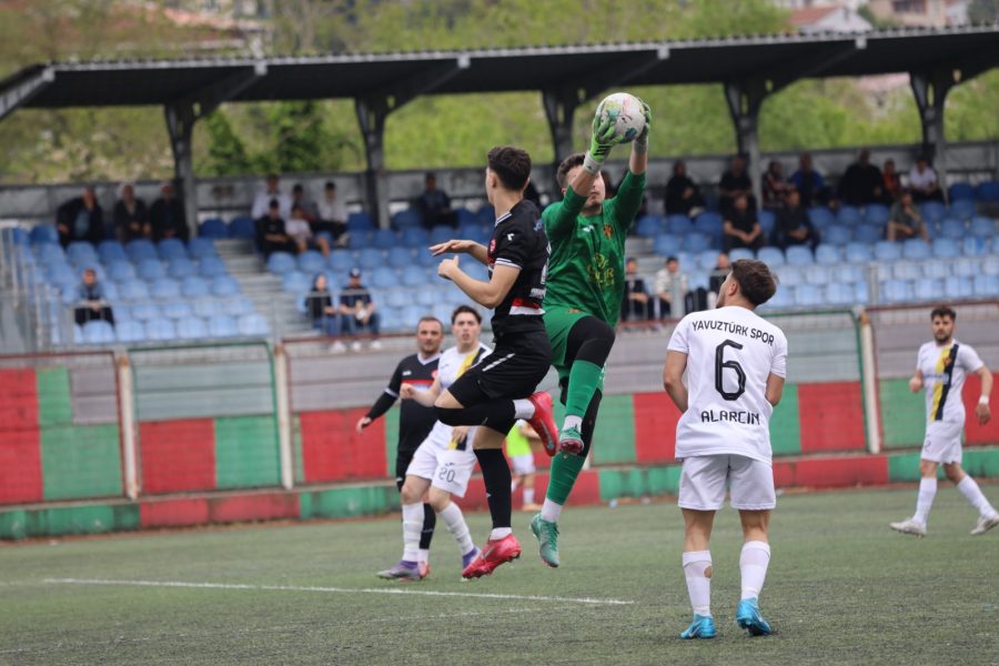İstanbul 2.Amatör Lig 23.Grubunda zirve yarışını yakından ilgilendiren karşılaşmada Beykoz İlçesi temsilcisi Cumhuriyetköyspor evinde Paşabahçe Stadında Yavuztürk'ü konuk etti. 