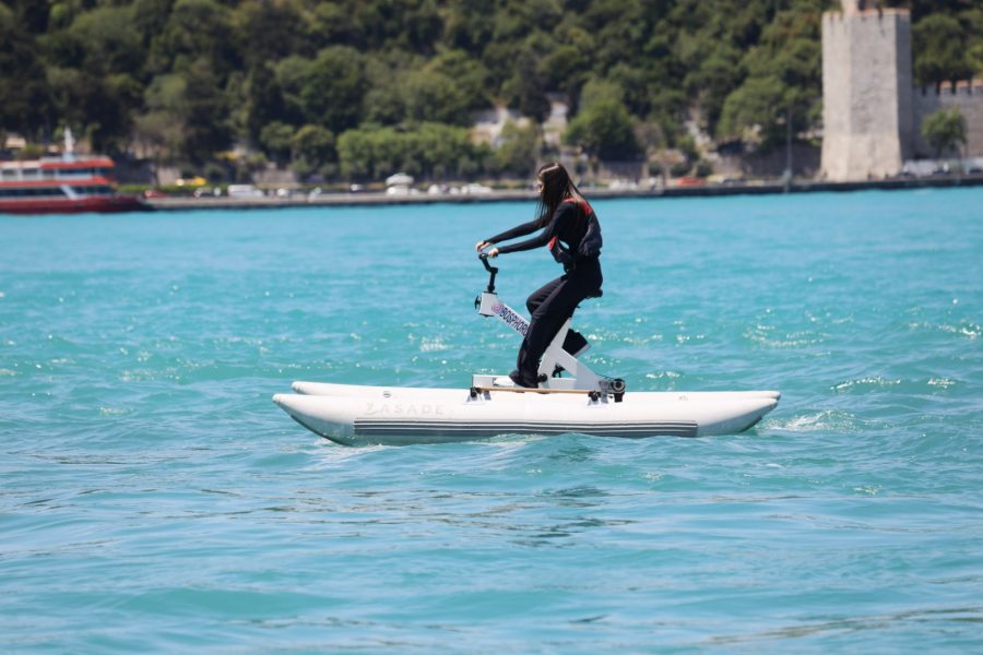 Deniz bisikleti tutkunları Beykoz sahilinde renkli görüntüler oluşturdu 1 Beykoz’da yavaş yavaş insanların ilgisini çekmeye başlayan Kana sporuna birde deniz bisikleti eklendi.