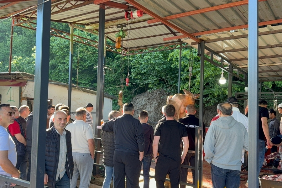 Kurban Bayramı heyecanının doruğa ulaştığı Beykoz'da, kılınan bayram namazının ardından