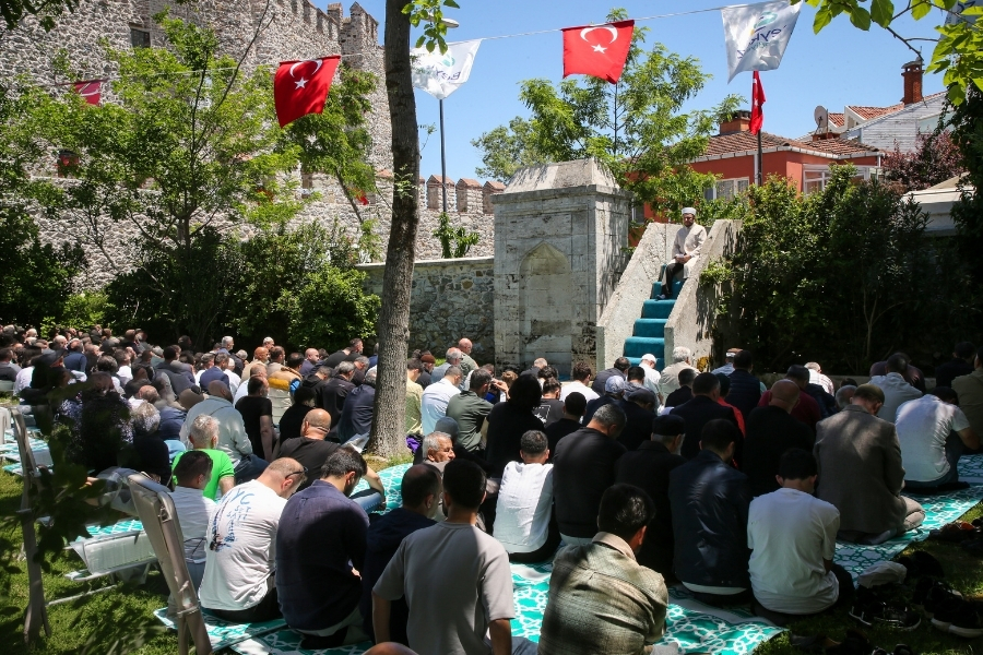 Beykoz Belediyesi tarafından çevre düzenlemesi gerçekleştirilen Anadolu Hisarı’ndaki tarihi namazgâh,