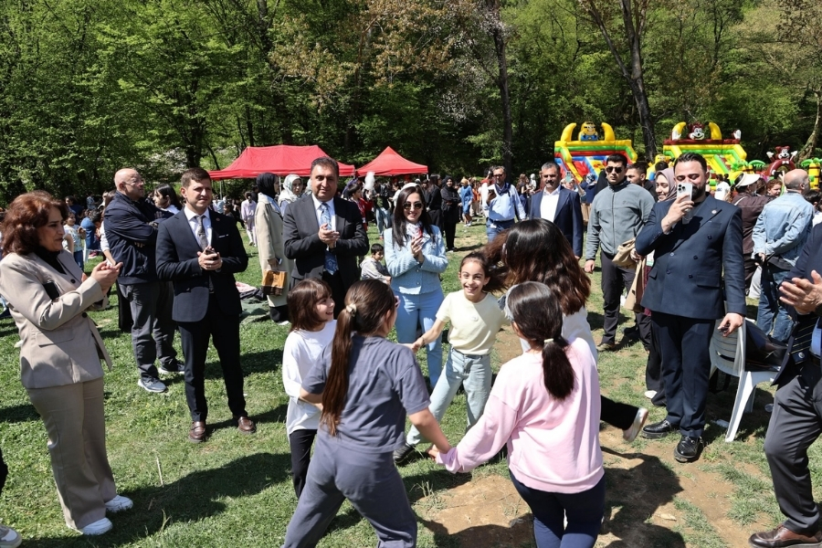 İstanbul Valiliği himayesinde düzenlenen "Aile, Çocuk Bahar Şenliği", Roman vatandaşlara