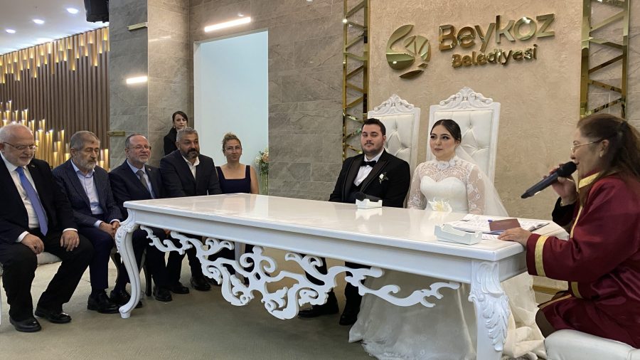 Saadet Partisi’nin önemli isimlerinden Dost Beykoz Yazarı Şeref Kaçmaz’ın oğlu Ömer Kaçmaz, nişanlısı Betül kahraman ile nikâh kıyarak dünya evine girdi. 