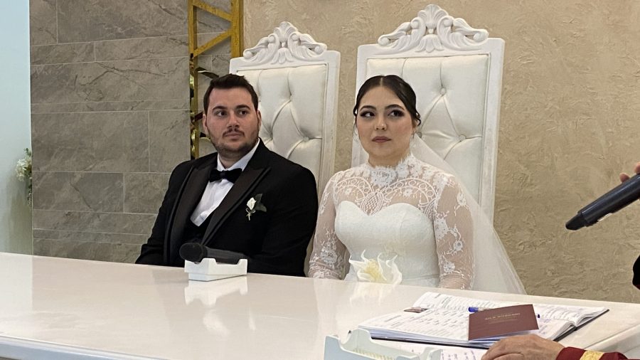 Saadet Partisi’nin önemli isimlerinden Dost Beykoz Yazarı Şeref Kaçmaz’ın oğlu Ömer Kaçmaz, nişanlısı Betül kahraman ile nikâh kıyarak dünya evine girdi. 
