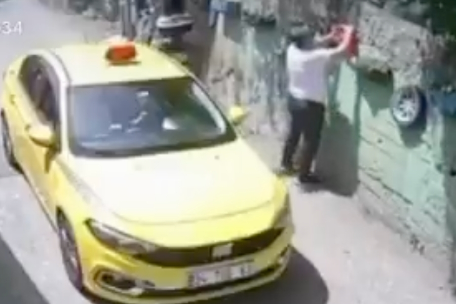 Beykoz’da seyir halindeyken yolda yere düşmüş bir Türk Bayrağı gören